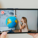 Interaktívny svietiaci glóbus s 3D reliéfom a nočnými súhvezdiami, slovenskými popismi a bezplatnou interaktívnou aplikáciou